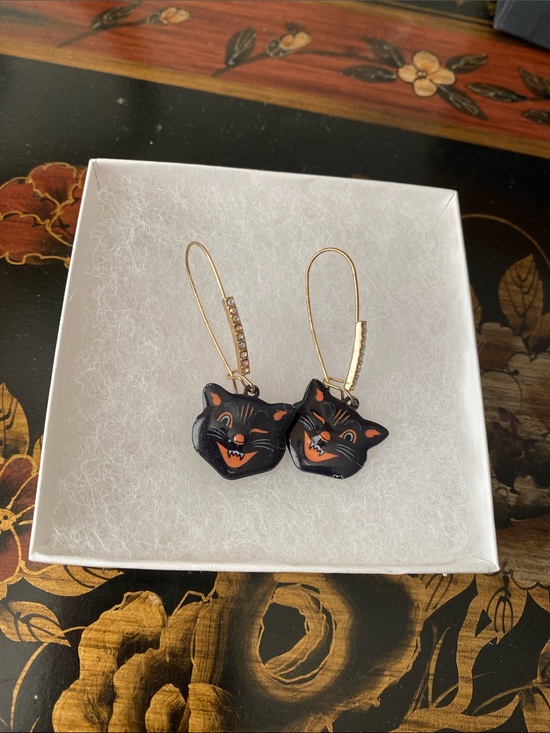 Betsey Johnson Jewelry - Betsey Johnson Retro Black Cat Winking earrings w box